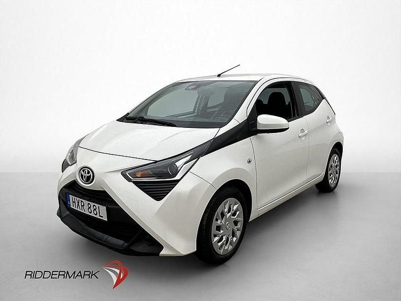 Begagnad Toyota Aygo X-play 72 HK (52 kW) 2020 Vit Halvkombi