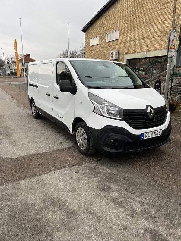Vit Begagnad 2018 Renault Trafic Minibuss | 108 000 kr (Lite dyr) - Bild 1/4