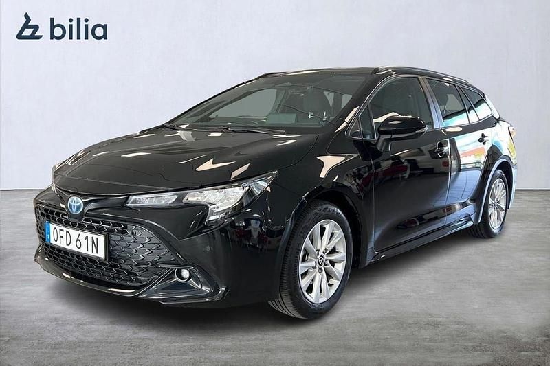 Svart Begagnad 2025 Toyota Corolla Active Kombi | 319 900 kr (Marknadspris) - Bild 1/3