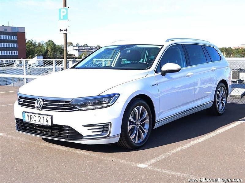 Vit samma som bilen Begagnad 2018 VW Passat GTE Kombi | 144 500 kr (Bra pris) - Bild 1/4