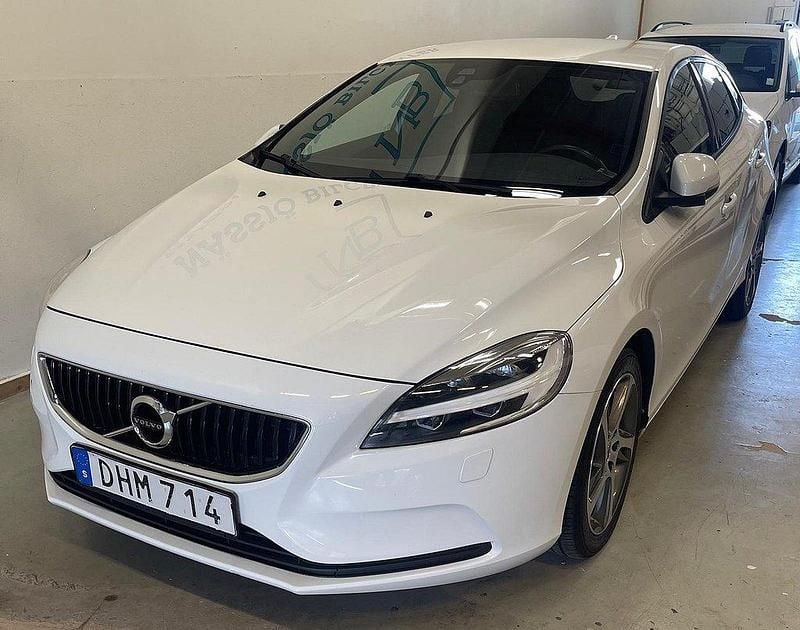Vit Begagnad 2017 Volvo V40 Kinetic Kombi | 164 900 kr (Marknadspris) - Bild 1/4