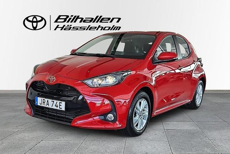 Röd Begagnad 2024 Toyota Yaris Hybrid Active Halvkombi | 259 900 kr (Lite dyr) - Bild 1/4