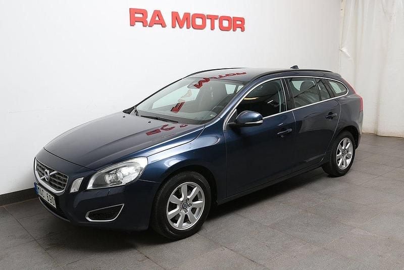 Blå Begagnad 2013 Volvo V60 Momentum Kombi | 119 800 kr (Marknadspris) - Bild 1/3