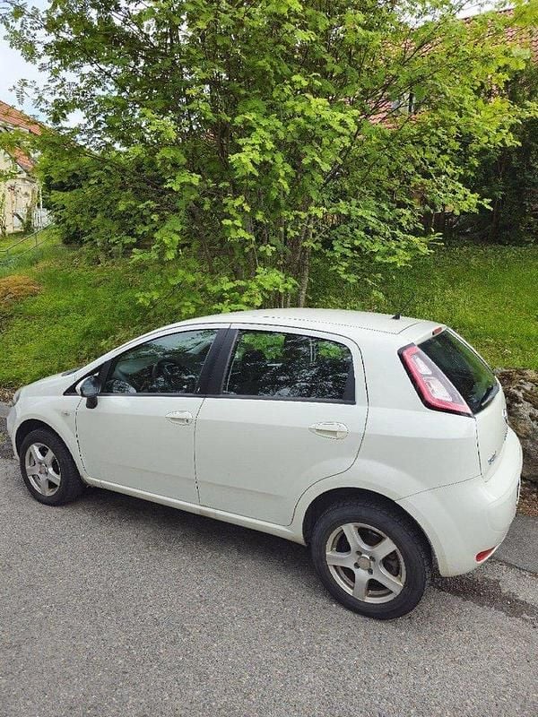 Vit Begagnad 2012 Fiat Punto Easy Halvkombi | 32 000 kr - Bild 1/4