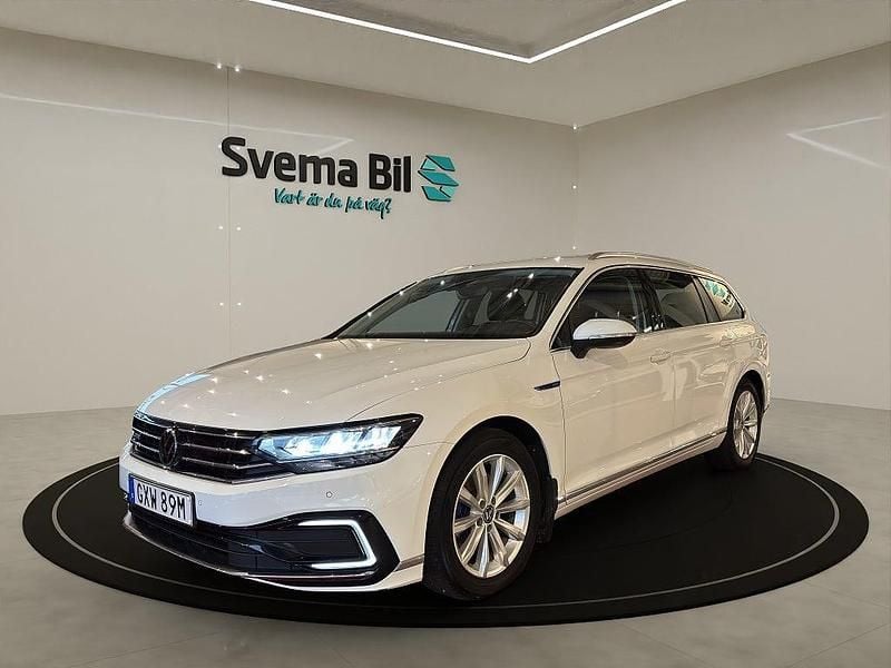 Pure white Begagnad 2020 VW Passat Sportline Kombi | 239 900 kr (Marknadspris) - Bild 1/4