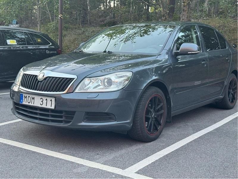 Grå Begagnad 2010 Skoda Octavia Halvkombi | 50 000 kr (Superpris) - Bild 1/4