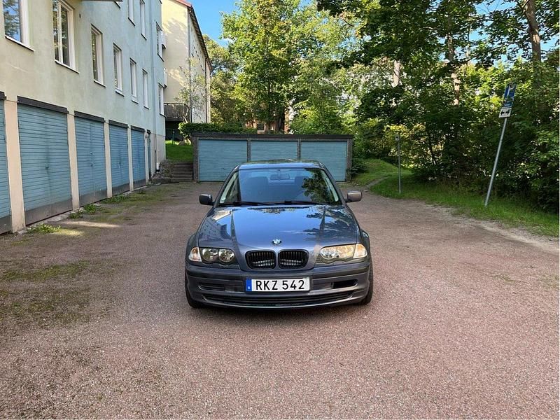 Blå Begagnad 2000 BMW 318 Sedan | 33 000 kr (Dyr) - Bild 1/4