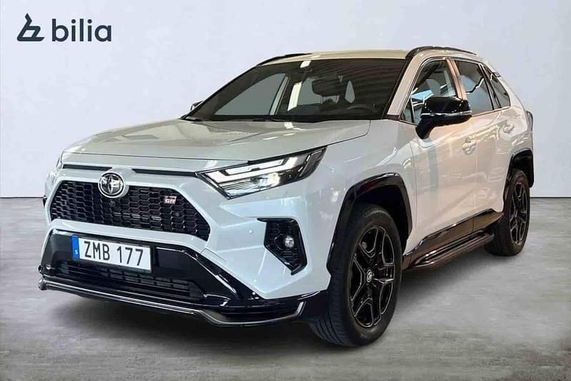 Vit Begagnad 2025 Toyota RAV4 Hybrid SUV | 589 900 kr - Bild 1/1