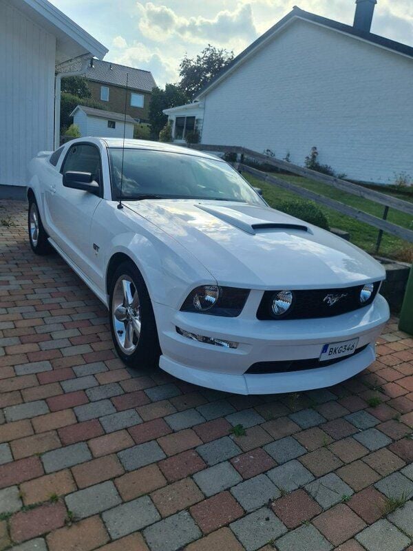 Vit Begagnad 2006 Ford Mustang GT Sportkupé | 220 000 kr (Marknadspris) - Bild 1/2