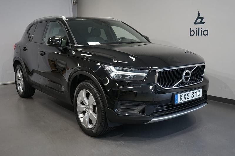 Svart Begagnad 2022 Volvo XC40 Momentum SUV | 289 900 kr (Marknadspris) - Bild 1/4
