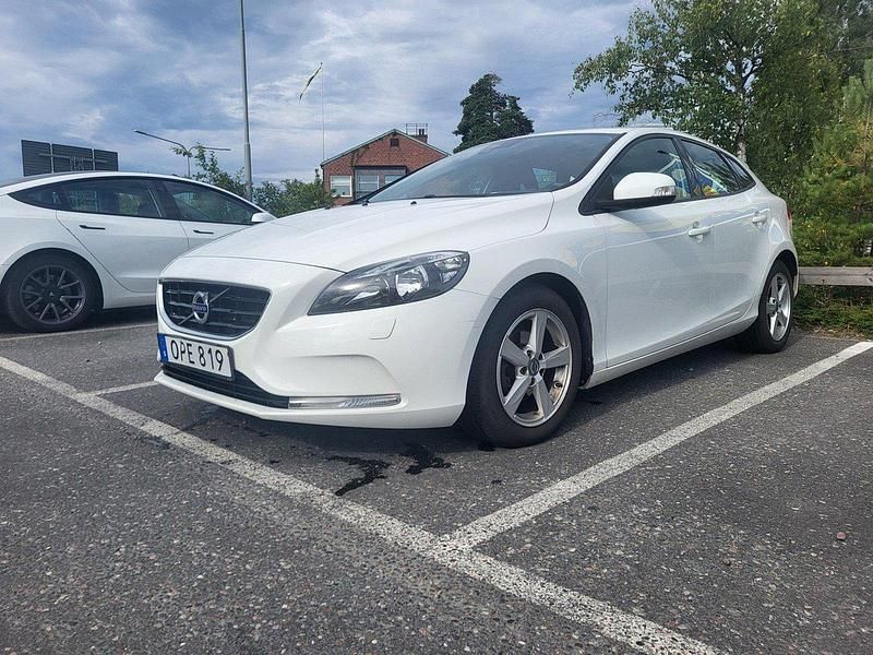 Begagnad 2014 Volvo V40 Momentum Kombi | 89 000 kr - Bild 1/4