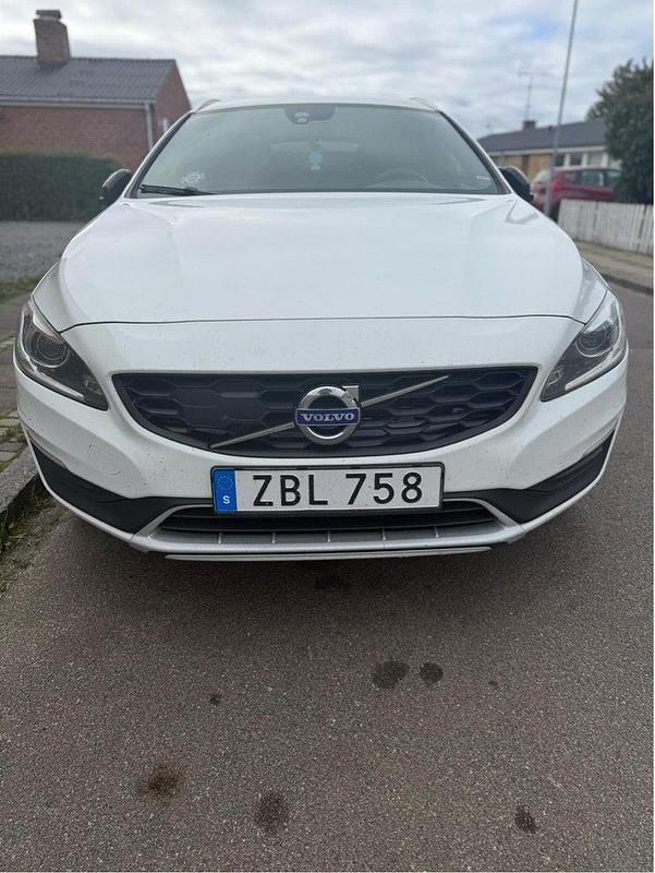 Vit Begagnad 2018 Volvo V60 CC Standard Kombi | 179 999 kr (Lite dyr) - Bild 1/4