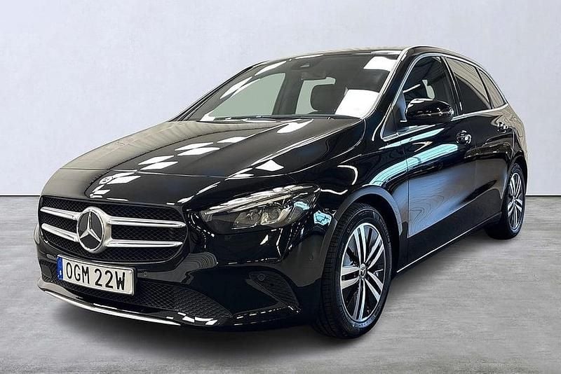 Svart Begagnad 2019 Mercedes B180 Minibuss | 214 900 kr (Bra pris) - Bild 1/4