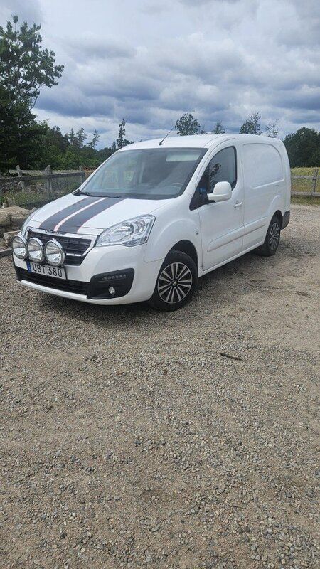 Vit Begagnad 2018 Peugeot Partner Minibuss | 119 000 kr (Marknadspris) - Bild 1/4