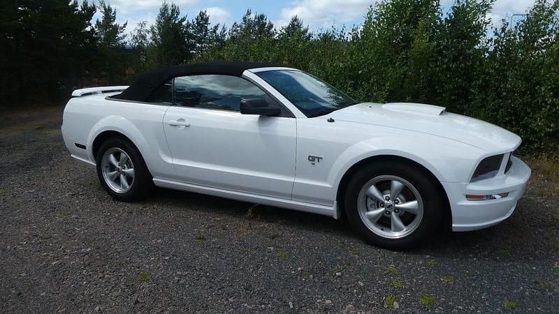 Vit Begagnad 2007 Ford Mustang GT Cab | 235 000 kr (Marknadspris) - Bild 1/4