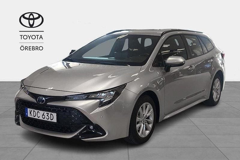 Silver Begagnad 2024 Toyota Corolla Active Kombi | 307 900 kr (Lite dyr) - Bild 1/4
