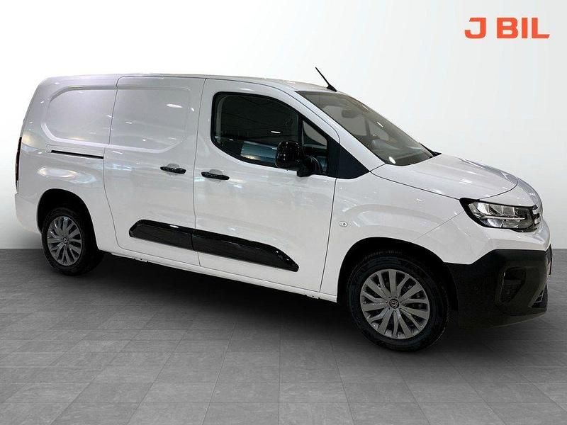 Vit (vit kaolin) Ny 2025 Peugeot Partner Minibuss | 362 375 kr (Dyr) - Bild 1/4