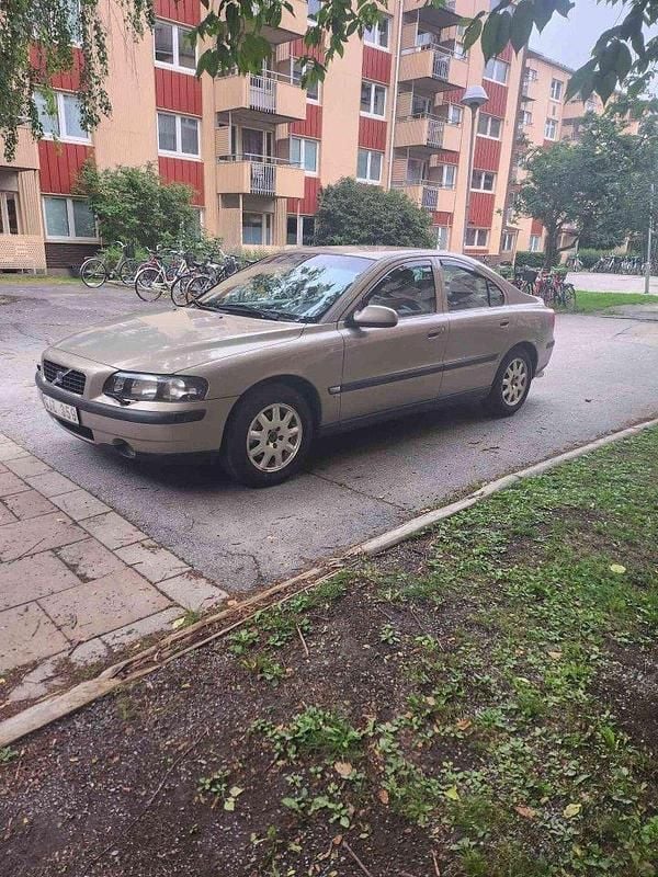 Brun Begagnad 2001 Volvo S60 Sedan | 22 500 kr (Bra pris) - Bild 1/4