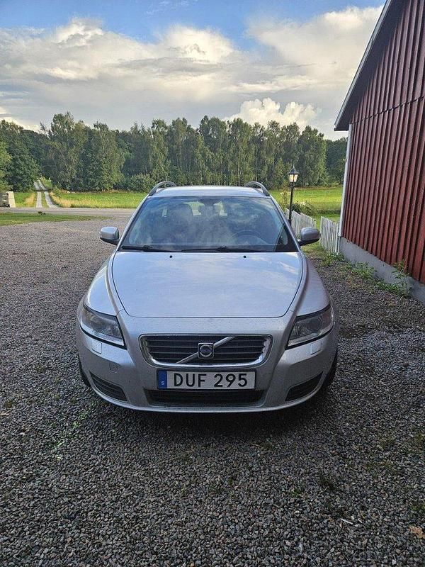 Silver Begagnad 2009 Volvo V50 Kombi | 28 000 kr (Marknadspris) - Bild 1/4