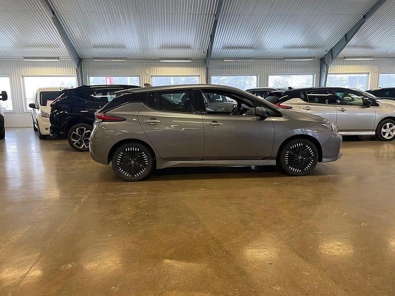 Begagnad Nissan Leaf N-Connecta 110 kW (150 HK) 2022 Dark metal grey Halvkombi