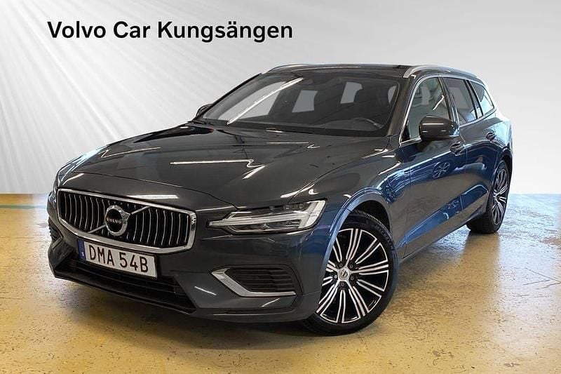 Mörkblå (blå) Begagnad 2022 Volvo V60 Kombi | 289 900 kr (Bra pris) - Bild 1/4