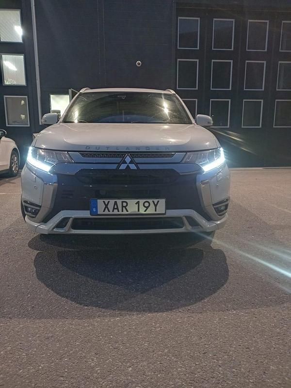 Begagnad Mitsubishi Outlander 224 HK (164 kW) 2019 Metallic SUV