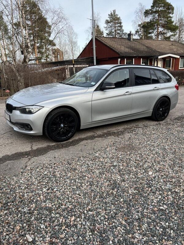 Silver Begagnad 2017 BMW 318 Kombi | 145 000 kr (Bra pris) - Bild 1/4