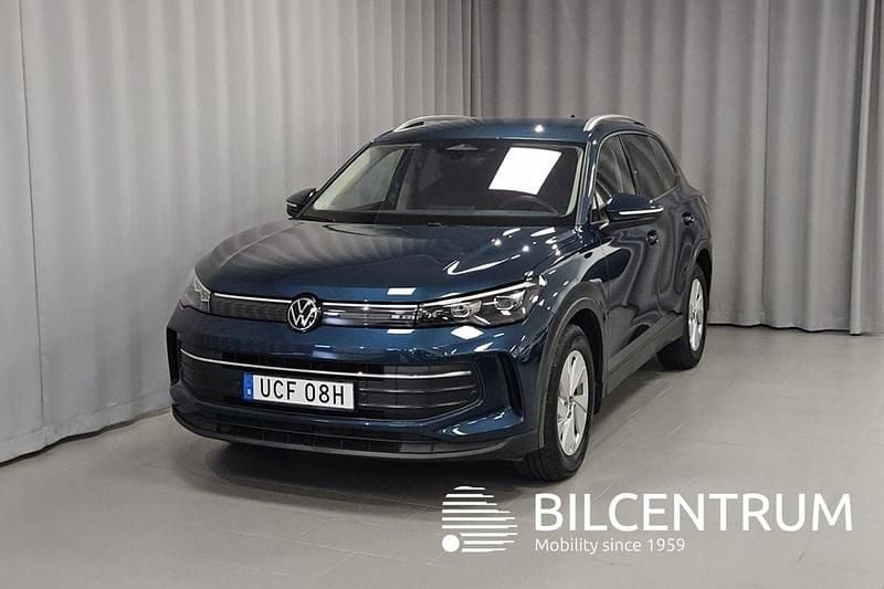 Blå Begagnad 2024 VW Tiguan Life SUV | 379 900 kr (Dyr) - Bild 1/4
