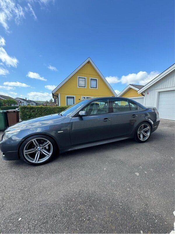 Grå Begagnad 2009 BMW 520 M Sport Sedan | 85 000 kr (Marknadspris) - Bild 1/4