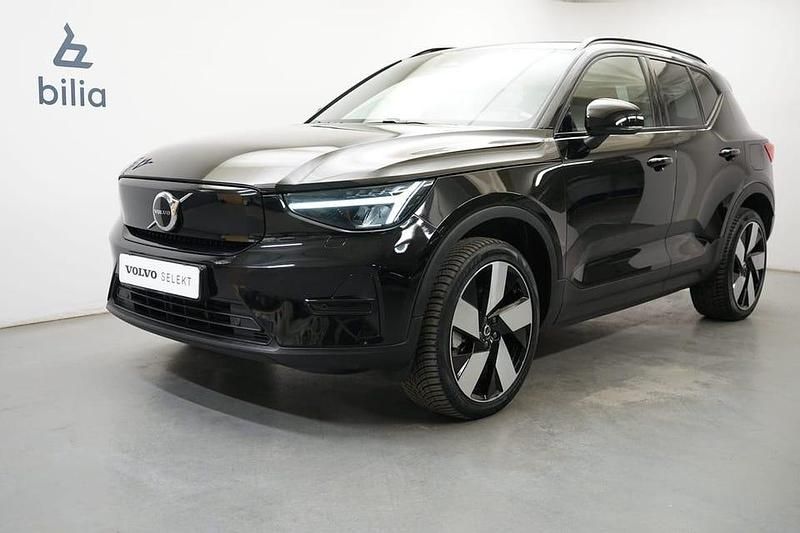 Svart Begagnad 2023 Volvo XC40 Core SUV | 334 900 kr (Superpris) - Bild 1/3