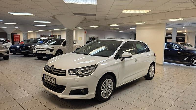 Vit Begagnad 2017 Citroën C4 Halvkombi | 99 900 kr (Marknadspris) - Bild 1/4