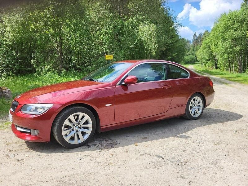 Röd Begagnad 2012 BMW 325 Comfort Edition Sportkupé | 133 000 kr (Marknadspris) - Bild 1/4