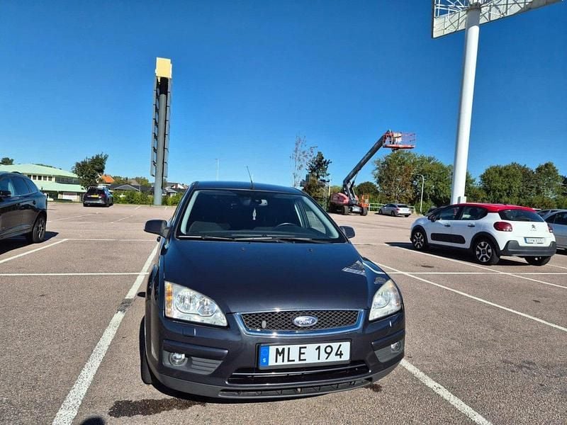 Grå Begagnad 2008 Ford Focus Kombi | 23 000 kr (Marknadspris) - Bild 1/4