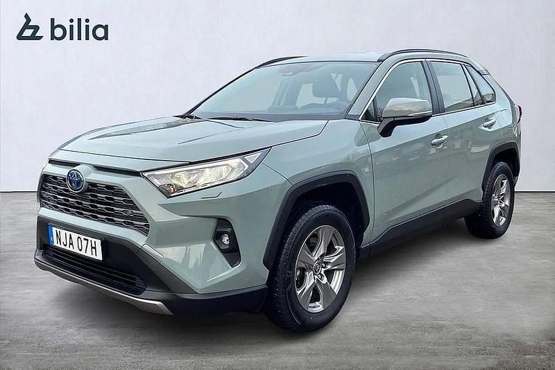 Grön Begagnad 2022 Toyota RAV4 Hybrid Active SUV | 359 900 kr (Superpris) - Bild 1/3