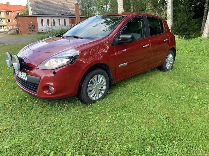 Röd Begagnad 2011 Renault Clio R.S. Halvkombi | 32 500 kr (Marknadspris) - Bild 1/4