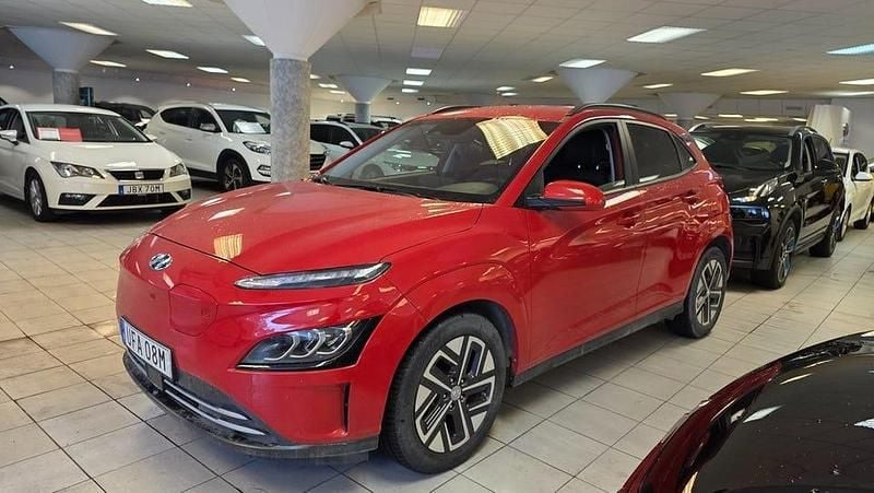 Röd Begagnad 2022 Hyundai Kona Essential SUV | 239 900 kr (Marknadspris) - Bild 1/4