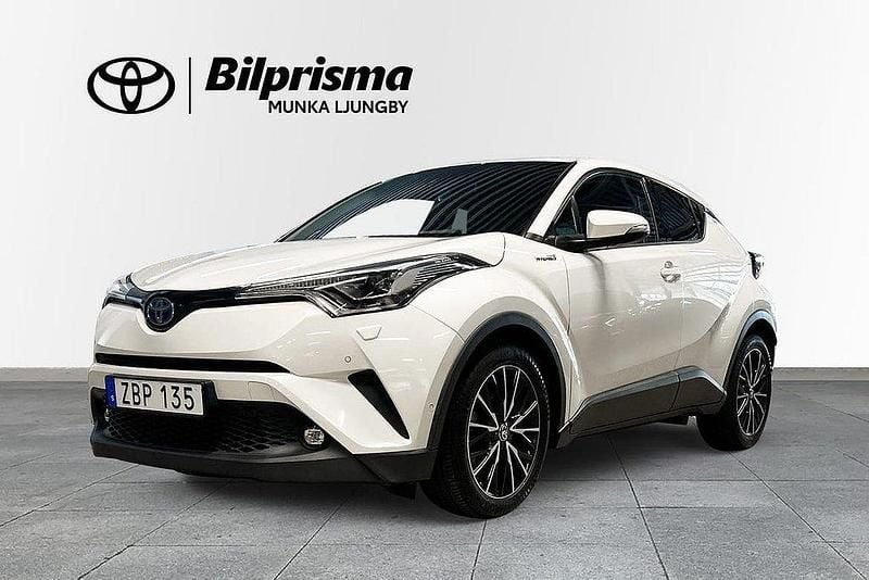 Vit Begagnad 2017 Toyota C-HR Executive SUV | 209 900 kr (Marknadspris) - Bild 1/3