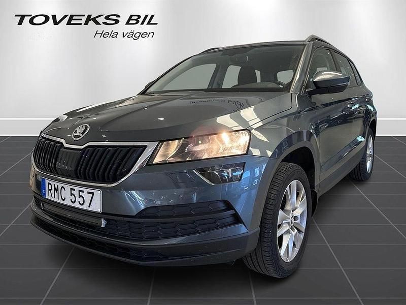 Grå Begagnad 2018 Skoda Karoq SUV | 194 900 kr (Marknadspris) - Bild 1/4