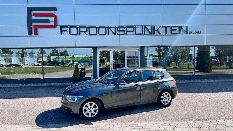 Grå (mineralgrå metallic) Begagnad 2011 BMW 116 Sport Line Halvkombi | 85 000 kr (Lite dyr) - Bild 1/4
