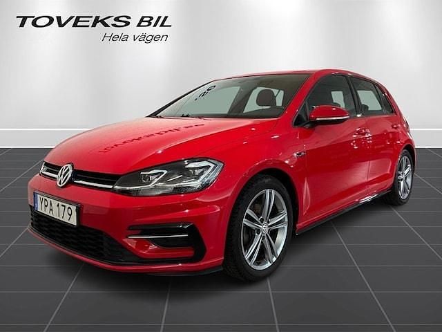 Röd (tornado red) Begagnad 2018 VW Golf VII R-line Kombi | 209 900 kr (Marknadspris) - Bild 1/4