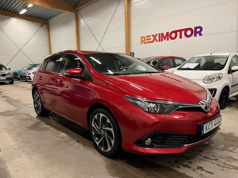 Begagnad Toyota Auris Active 116 HK (85 kW) 2015 Mörkröd Halvkombi