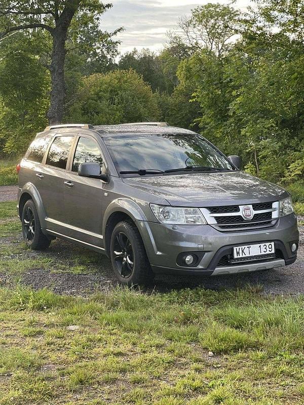 Grå Begagnad 2013 Fiat Freemont SUV | 85 000 kr (Lite dyr) - Bild 1/4
