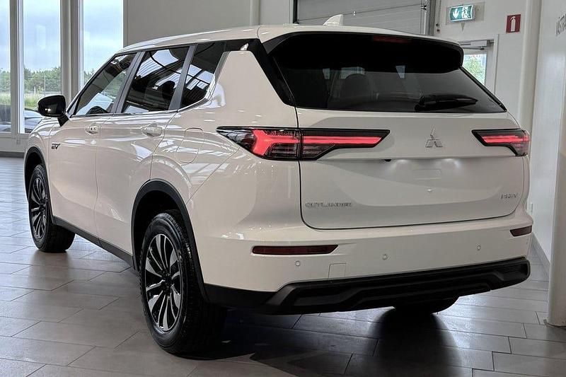 Ny Mitsubishi Outlander P-HEV Invite 306 HK (225 kW) 2025 Vit solid SUV