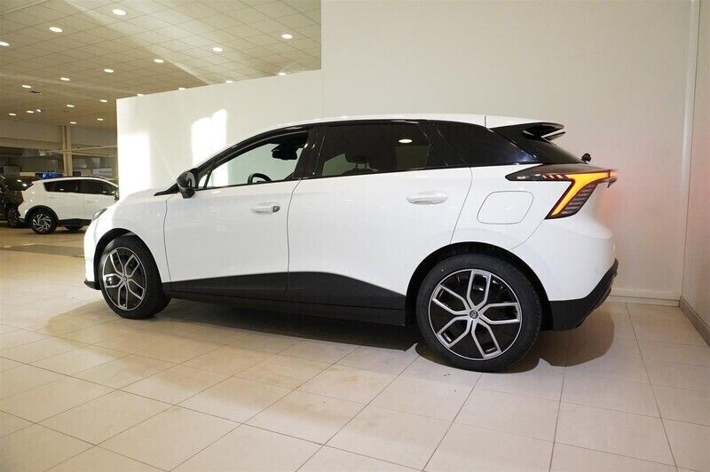 Begagnad MG MG4 EV Luxury 150 kW (204 HK) 2023 Vit Halvkombi