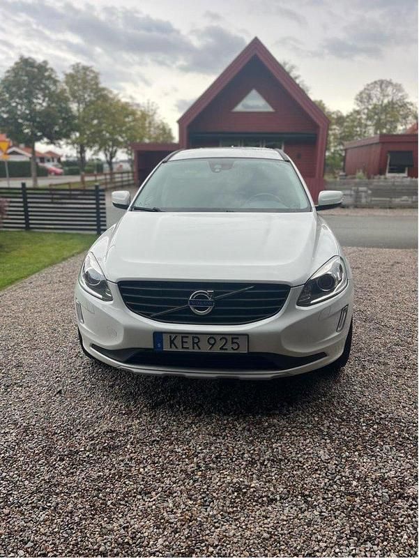 Vit Begagnad 2017 Volvo XC60 Kinetic SUV | 155 000 kr (Superpris) - Bild 1/4
