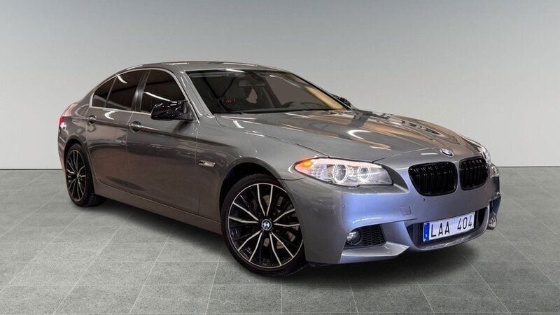 Grå Begagnad 2011 BMW 525 M Sport Sedan | 154 900 kr (Marknadspris) - Bild 1/4