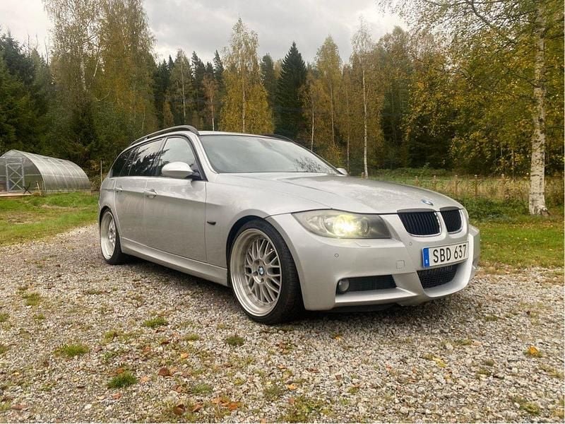 Silver Begagnad 2006 BMW 330 M Sport Kombi | 60 000 kr (Marknadspris) - Bild 1/4