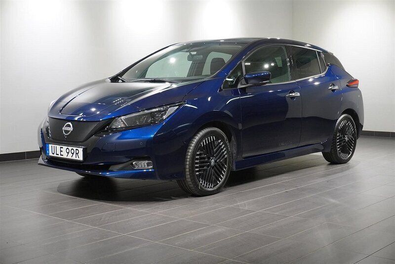 Mörkblå (universal blue black) Begagnad 2023 Nissan Leaf 360º Halvkombi | 214 800 kr (Marknadspris) - Bild 1/4