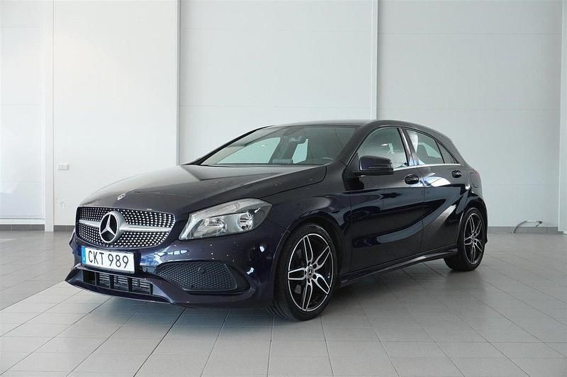 Mörkblå Begagnad 2017 Mercedes A180 Halvkombi | 154 800 kr (Marknadspris) - Bild 1/4