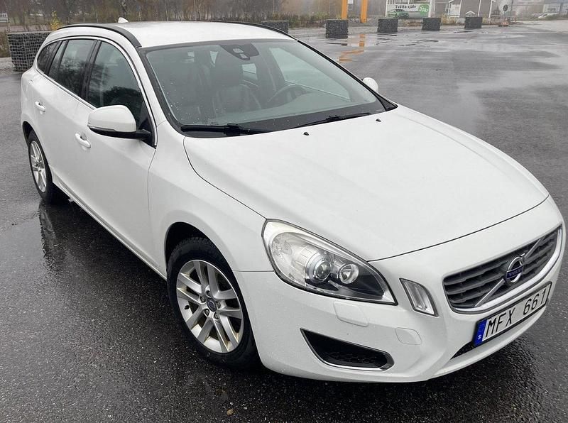 Vit Begagnad 2013 Volvo V60 Momentum Kombi | 89 000 kr (Marknadspris) - Bild 1/4